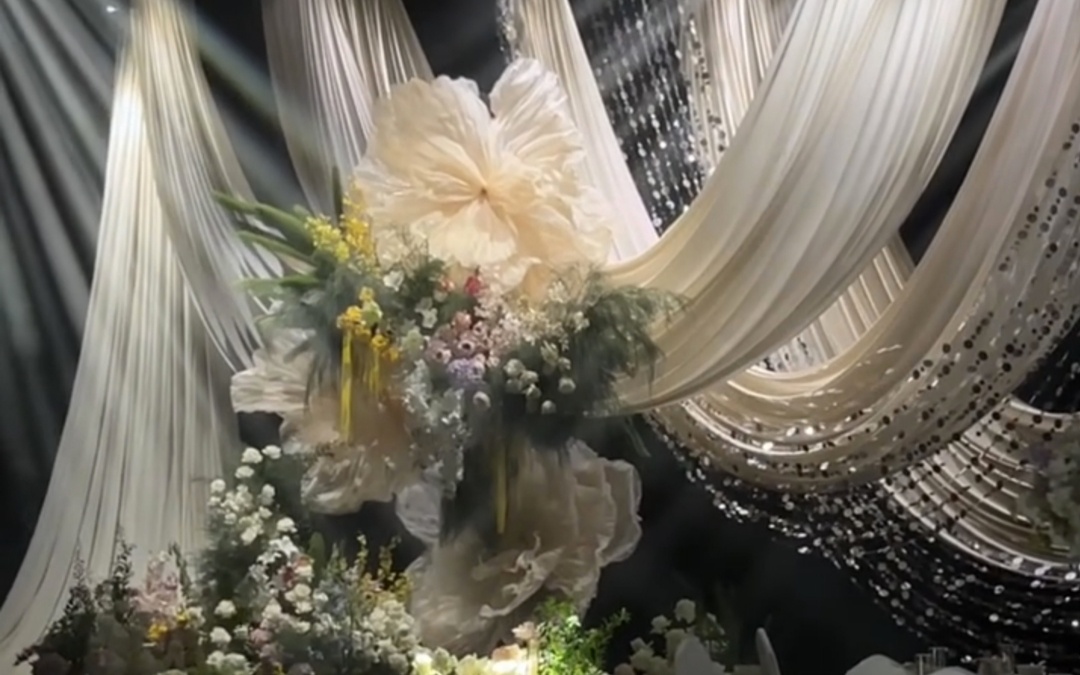 布幔輕揚，大花盛放的浪漫儀式