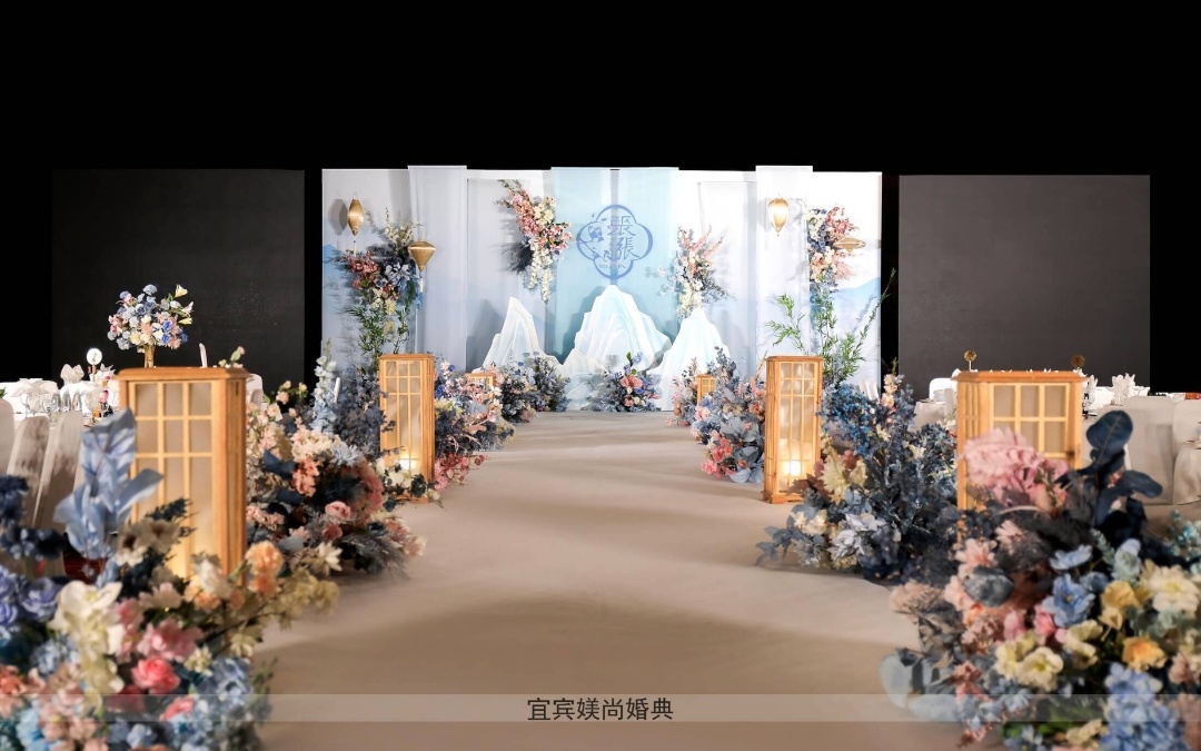 难道这样的蓝色中式婚礼现场就不比西式浪漫吗？
