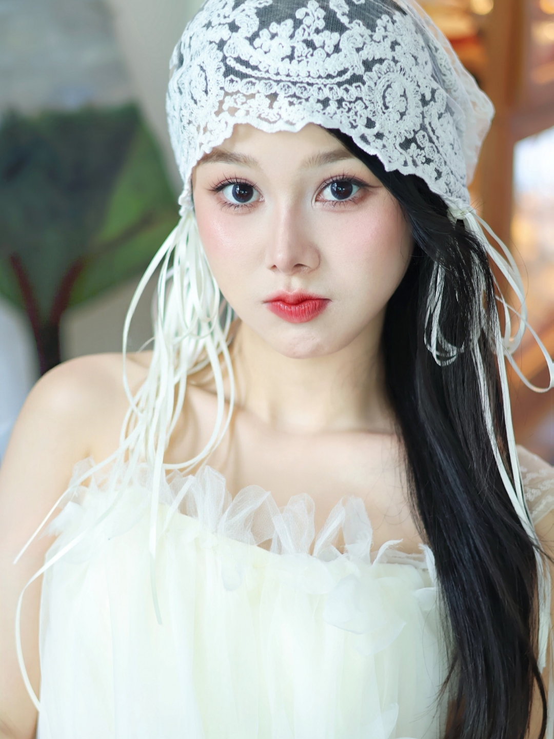 蕾丝轻笼，柔光落颊
温柔得像旧时光✨