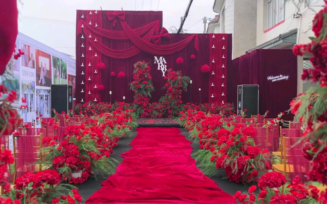 红色挑高布幔蝴蝶结婚礼