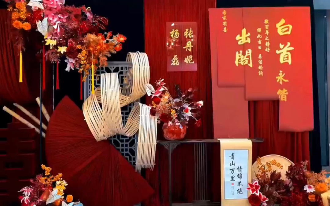  春信初至，马踏飞花。