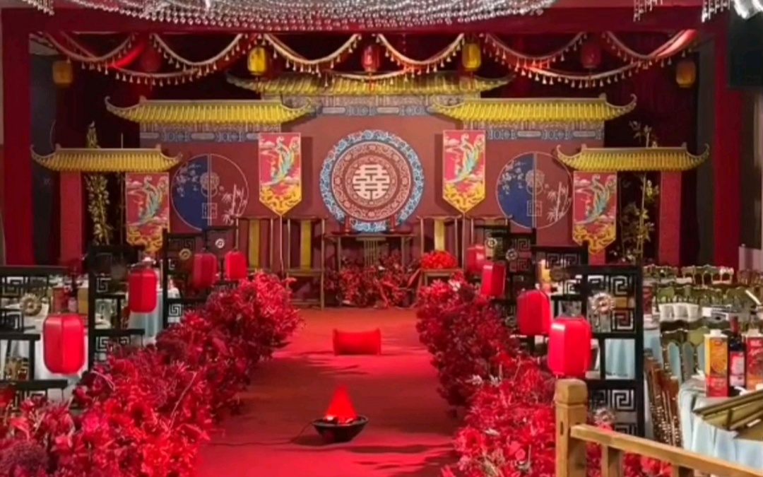 紅色系中式婚禮場(chǎng)景布置