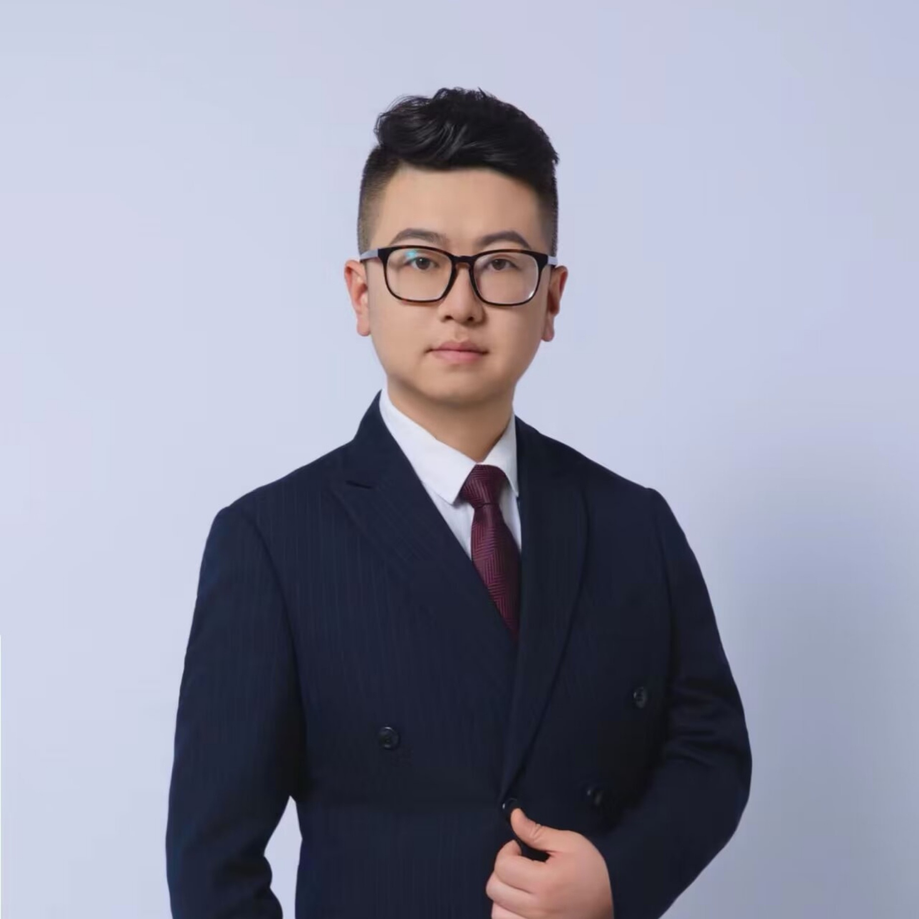 主持人李岩