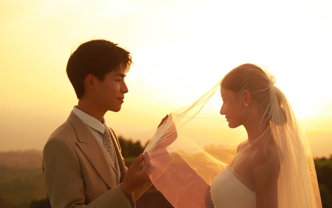 山顶夕阳唯美婚纱照