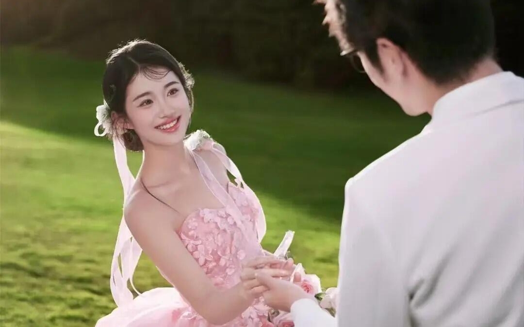 【婚纱照】满屏都是粉嘟嘟的甜系草坪婚纱照