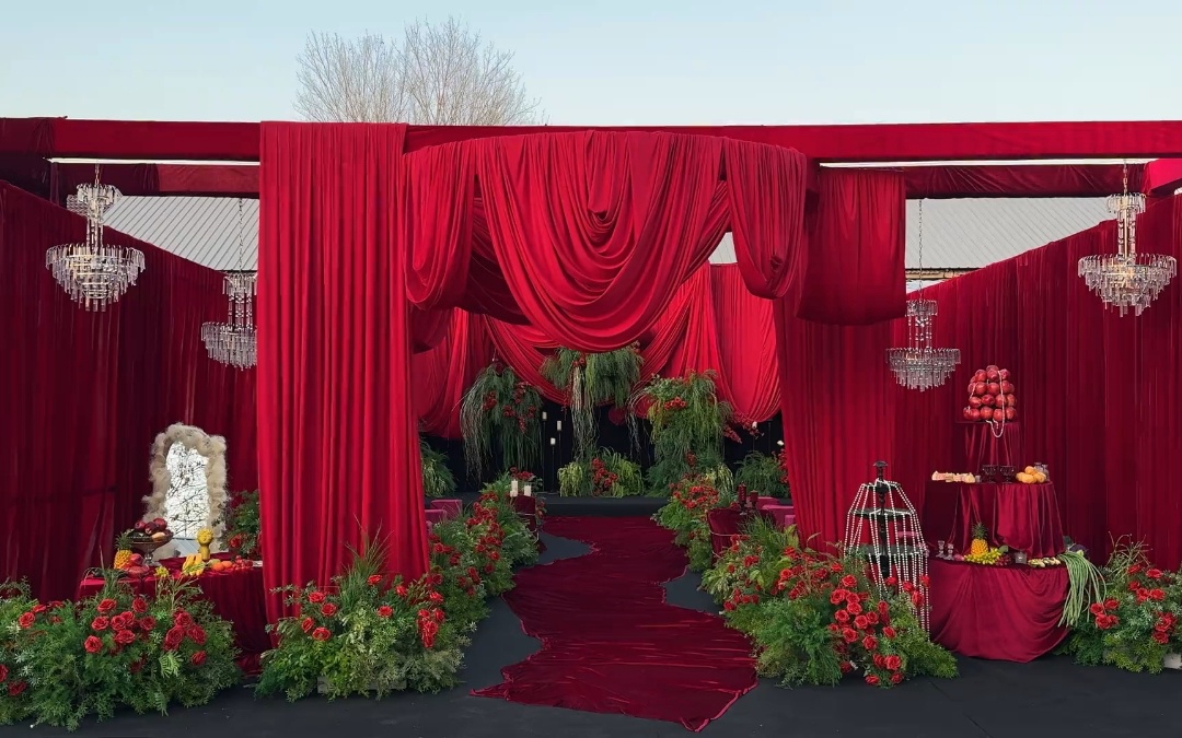 红色布艺婚礼也太高级了