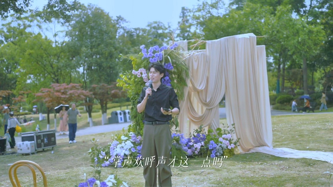 松弛感满满的户外草坪婚礼仪式