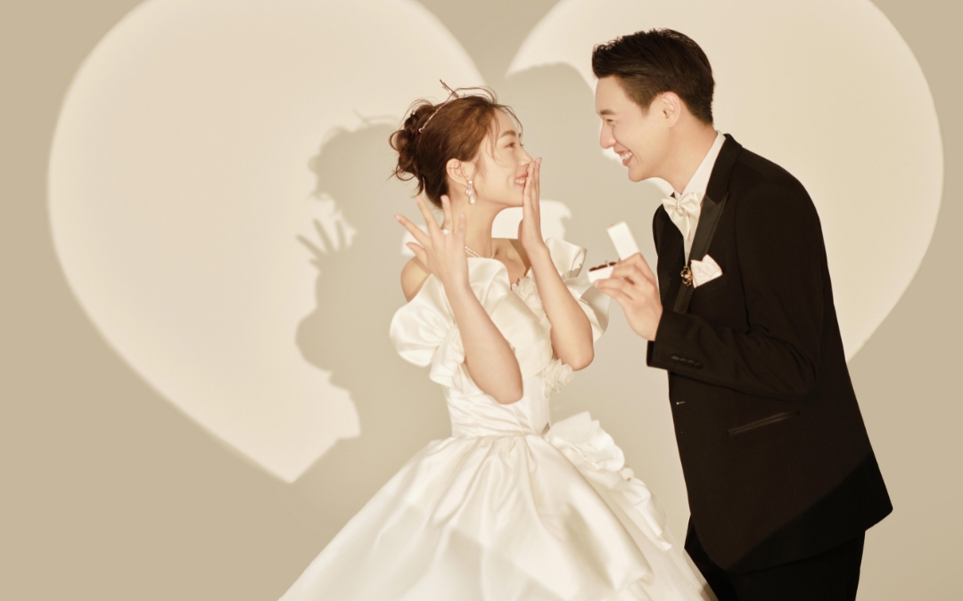 反复心动✨爱惨了我的室内氛围感光影婚纱照