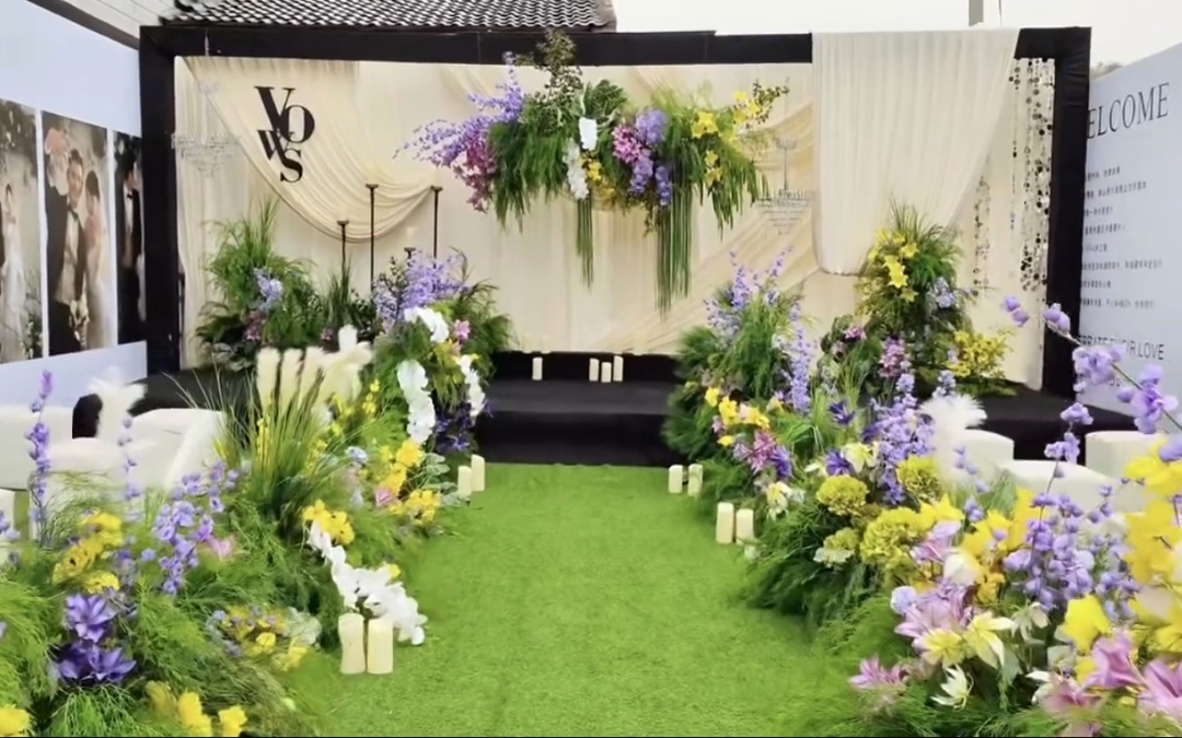 浅绿萦绕的户外婚礼，自然与爱意悄然相融