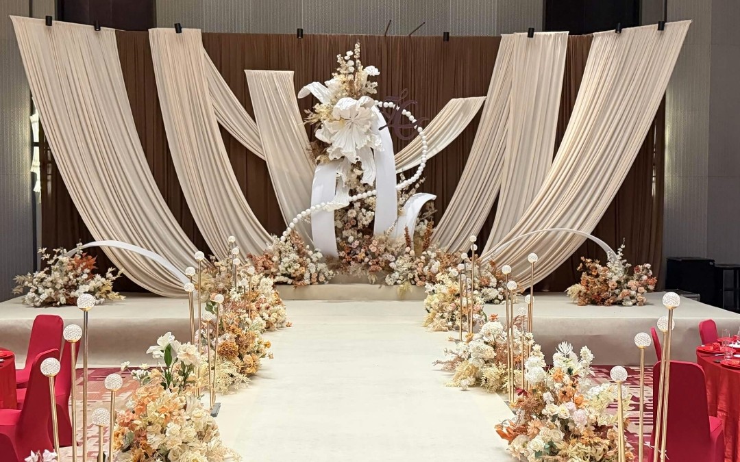 奶咖色布幔演绎温润高级婚礼