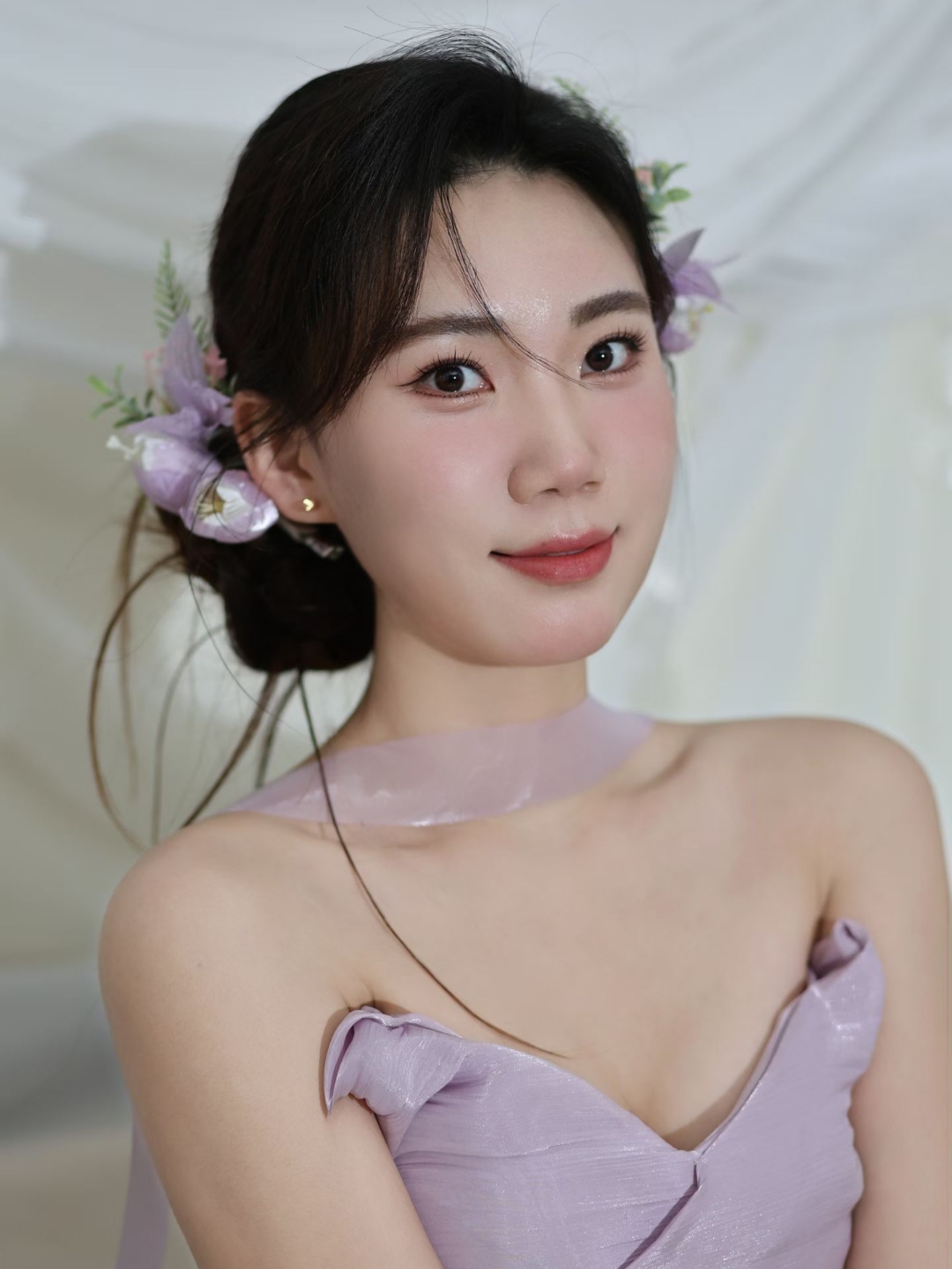 🌿 森系花艺新娘造型｜温柔到发光的晨袍妆