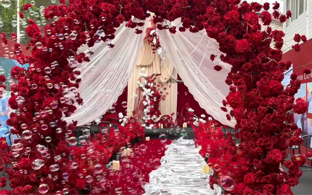 紅與白的玫瑰意象，象征愛與敬的平衡