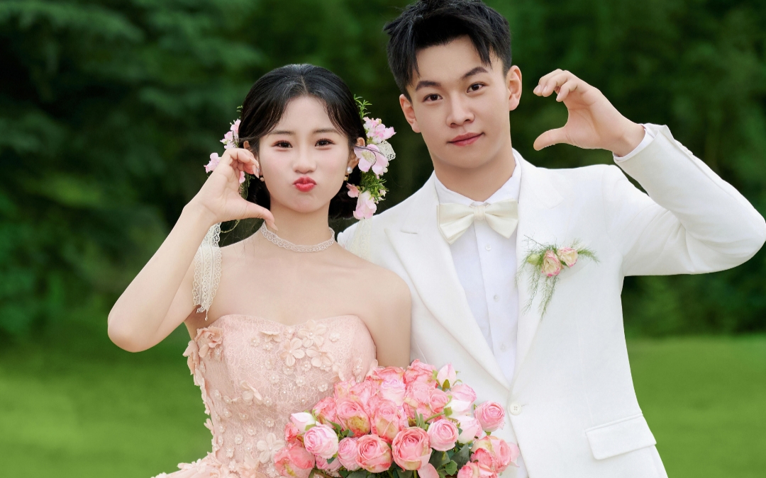 把心动留在三亚的青青草坪上，风里都是甜甜的爱意