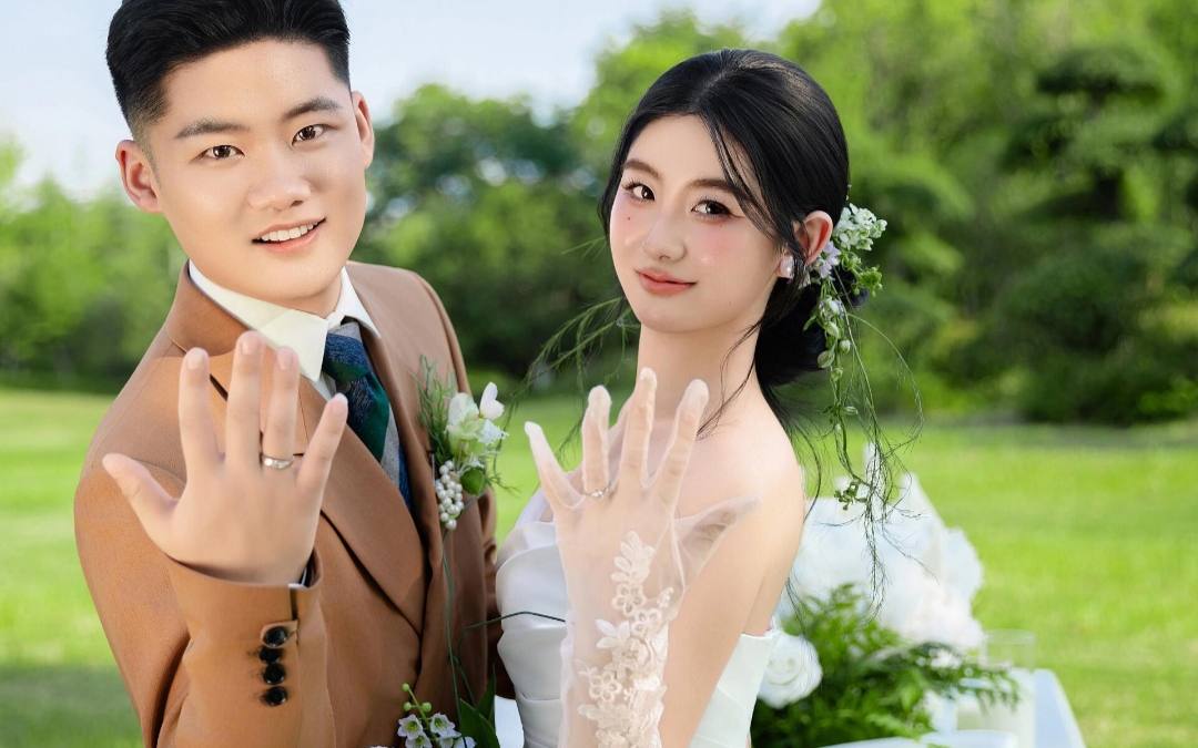 在這綠意盎然的草坪上，我們?cè)S下了永恒的誓言。