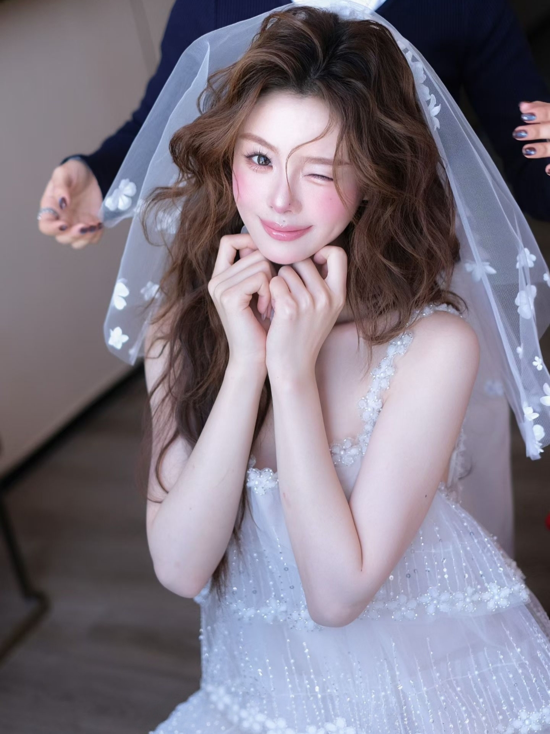 水光肌×晨袍
光泽在缎褶间流动。妆面要淡要亮