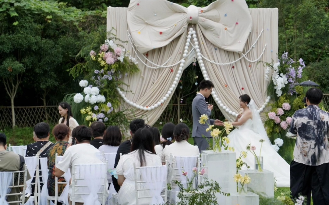 綠白韻致點(diǎn)綴花園，婚典如畫溫婉綻放