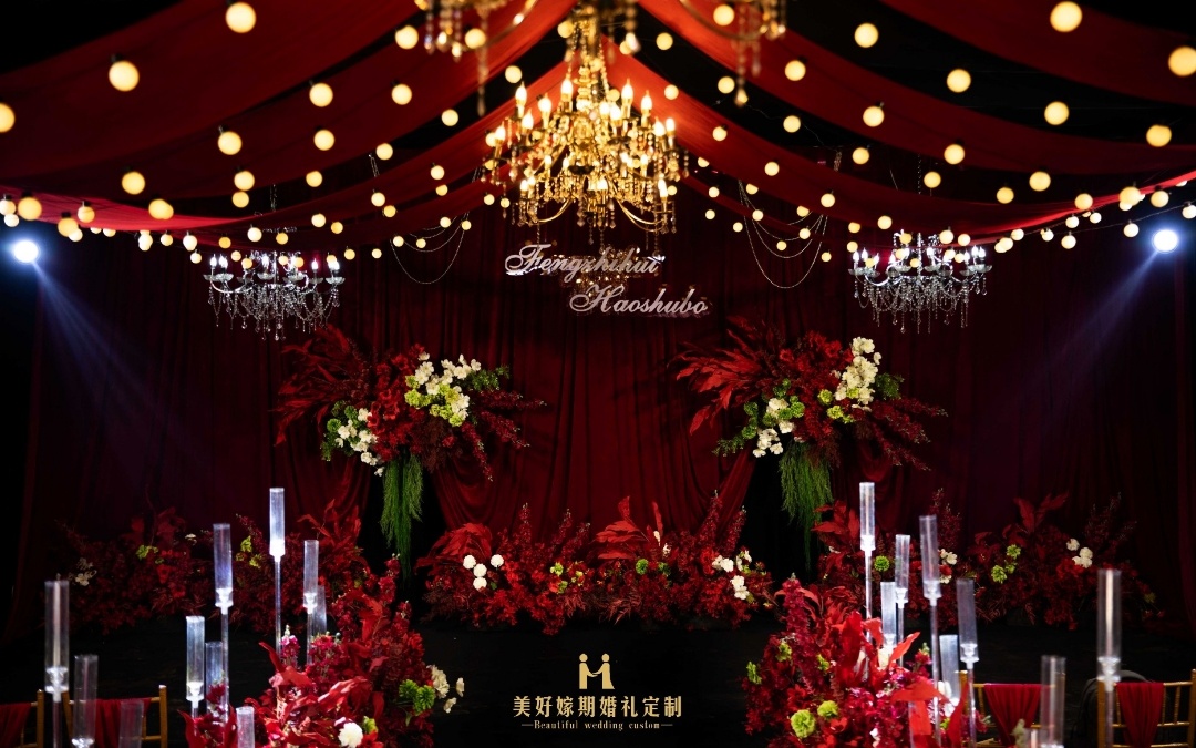 沉浸式紅絲絨劇院風(fēng)水晶吊頂大棚婚禮