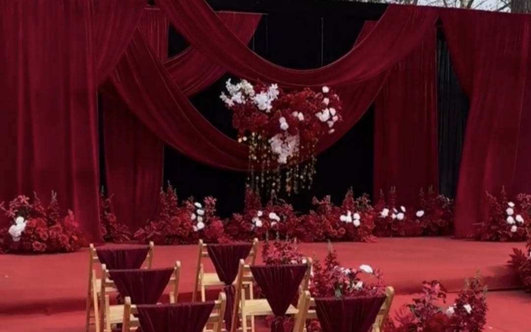 红幔垂落，喜庆盈门的婚礼现场