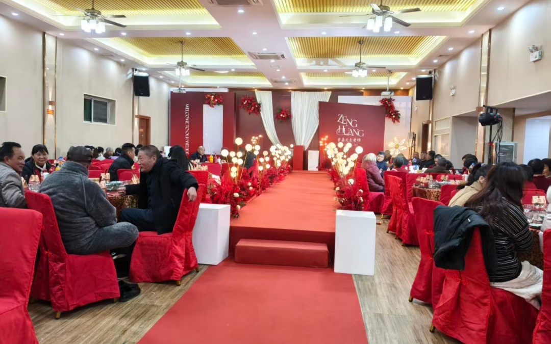 酒店里的溫馨婚禮