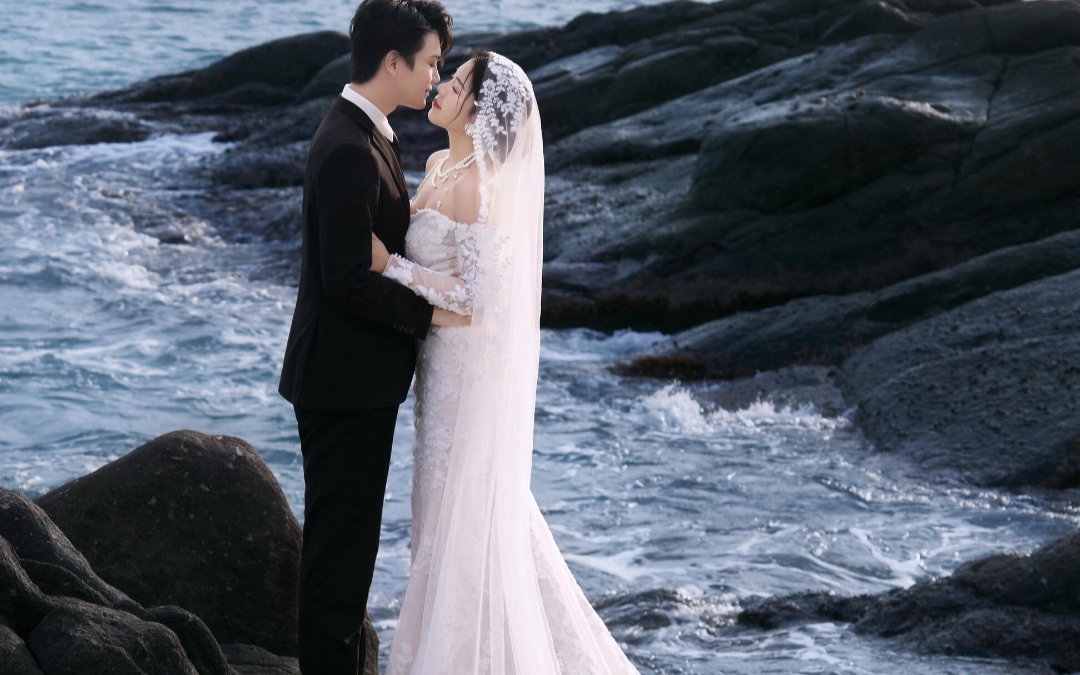 把婚纱照拍进三亚的山海里：石为盟，海为证
