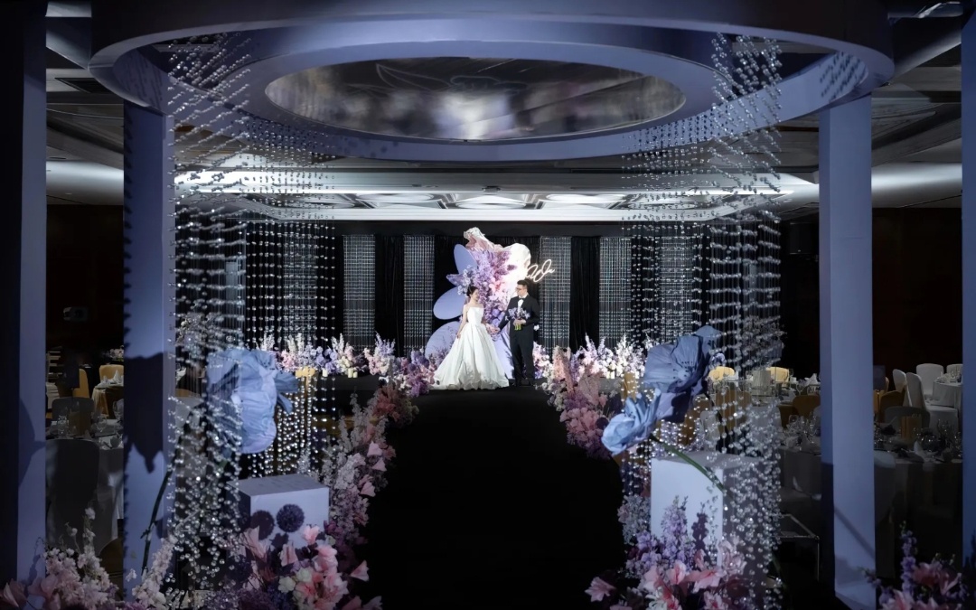 粉紫与黑交织的潮流色系