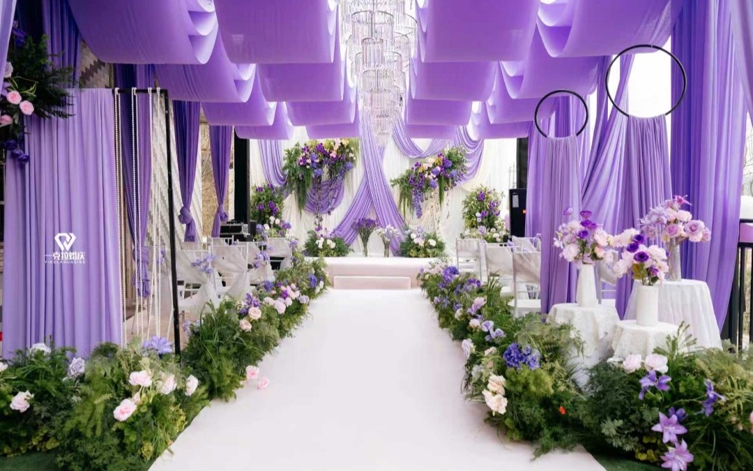 柔紫吊頂，勾勒婚禮溫柔氛圍