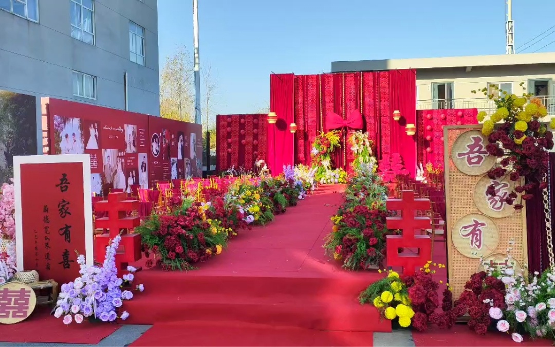 厂房红色系挑高背景婚礼