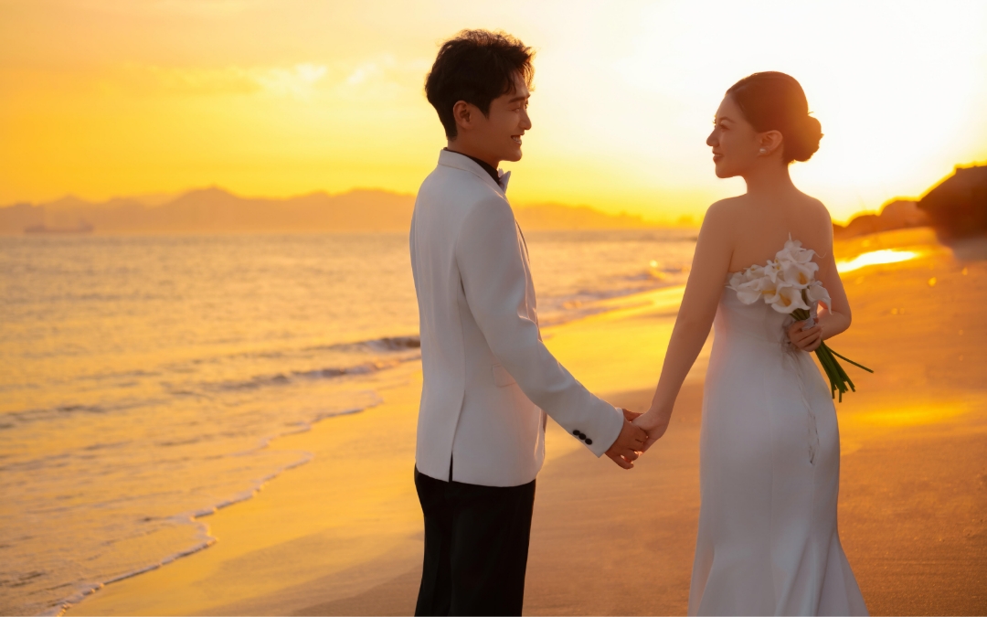 在三亞灣椰夢長廊的日落時分，一場浪漫的海邊婚紗照