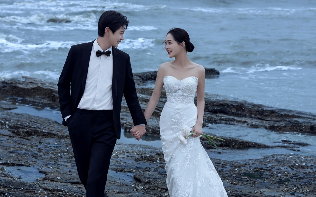 在海边的微风中，我们许下了永恒的誓言。