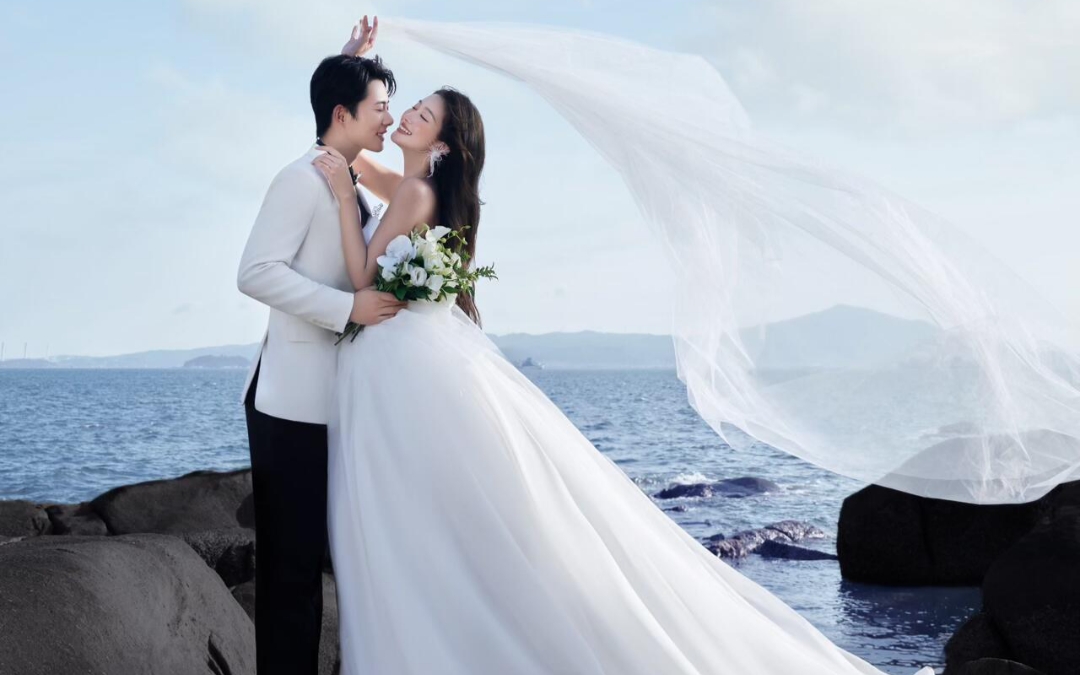 在海邊的微風中，我們許下了永恒的誓言