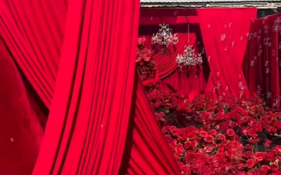 红色系布幔婚礼