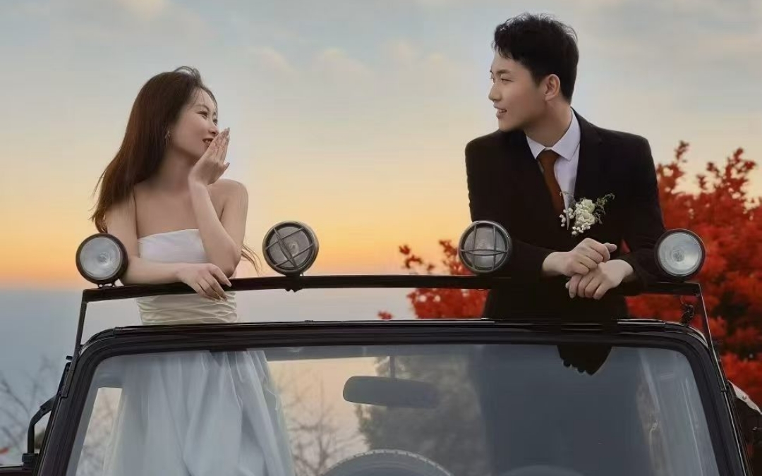 🚙 奔赴山海，也奔赴你 | 我们的复古浪漫婚纱