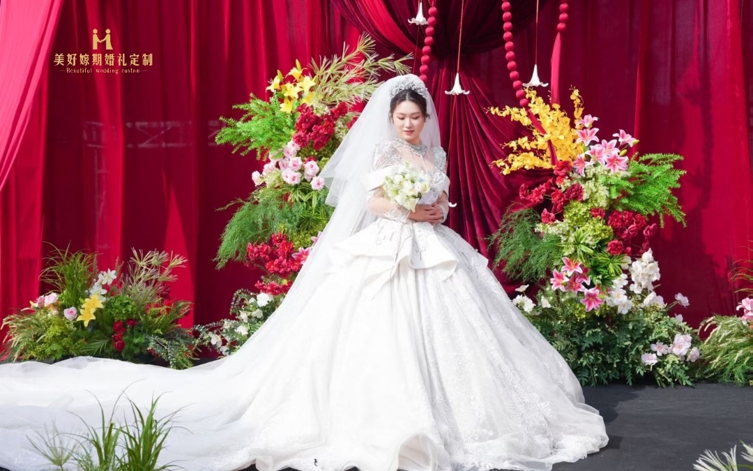 家门口的浪漫红丝绒蝴蝶结婚礼