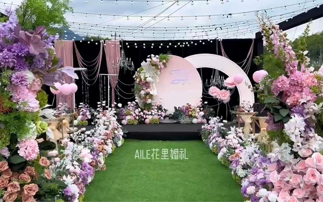 落日余晖映照浪漫婚礼时刻
