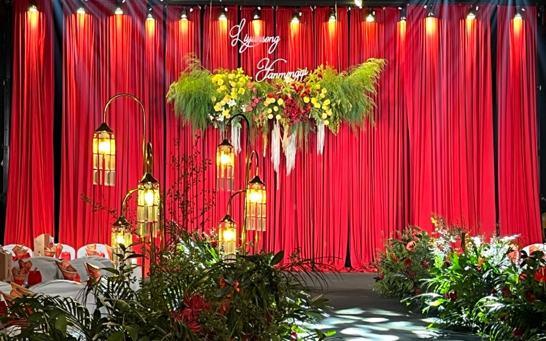 红色挑高布幔婚礼