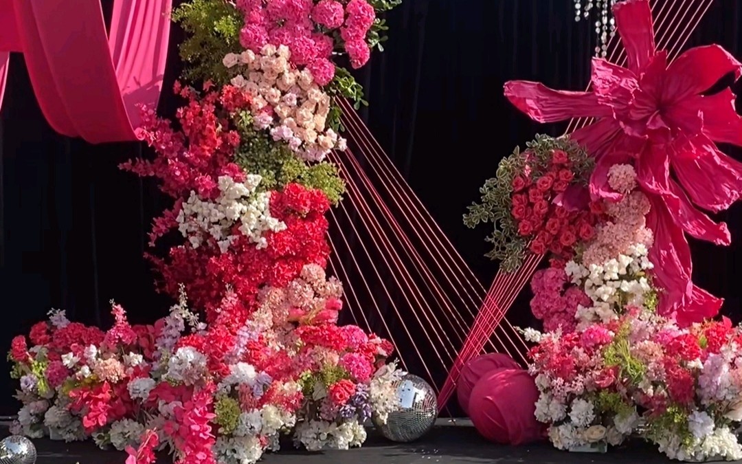 玫红色婚礼布置