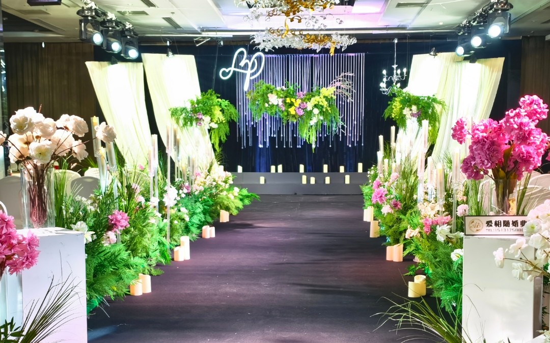 這是一場(chǎng)輕奢森系+韓式簡約的婚禮現(xiàn)場(chǎng)，整體氛圍高