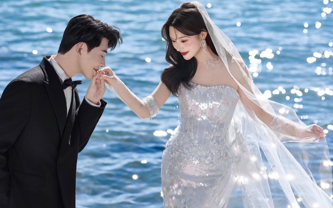 海風(fēng)很輕，陽光很暖，
波光閃閃，而你很好。
