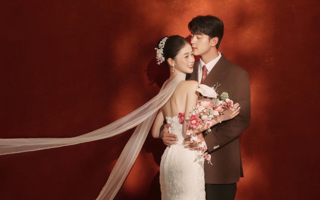 美如画 ❤️ 一眼沦陷的轻复古红墙婚纱照