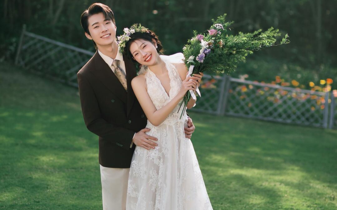 绿意盎然的草坪婚纱照