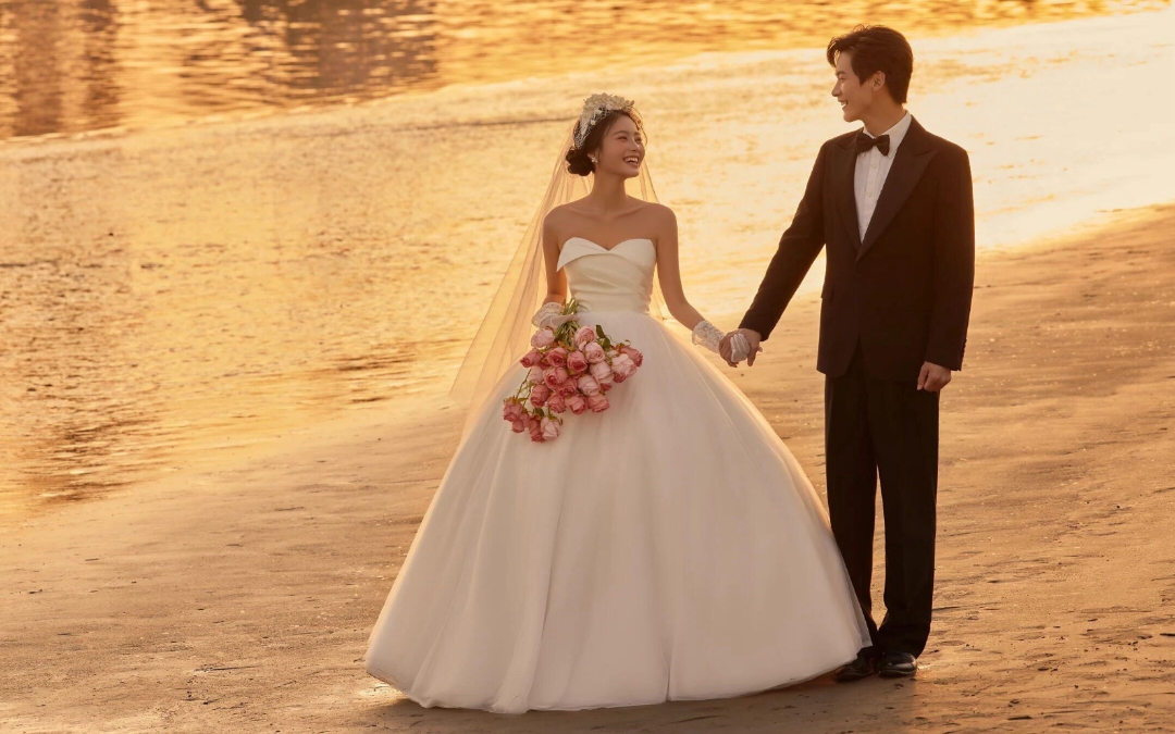 夕陽下的浪漫婚紗照，每一張都美得像一幅畫！