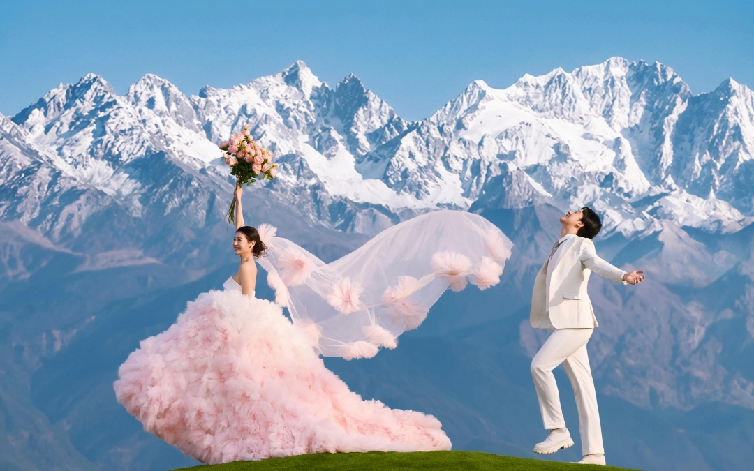 全屏封神挑战！雪山脚下的目的地婚礼美到心颤