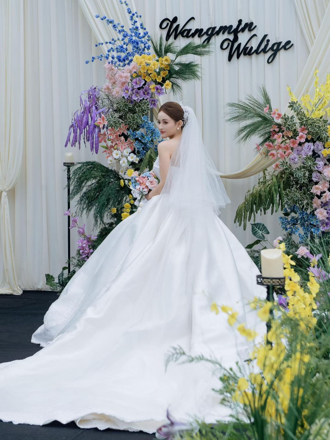 2580婚礼跟妆婚纱礼服全包套系