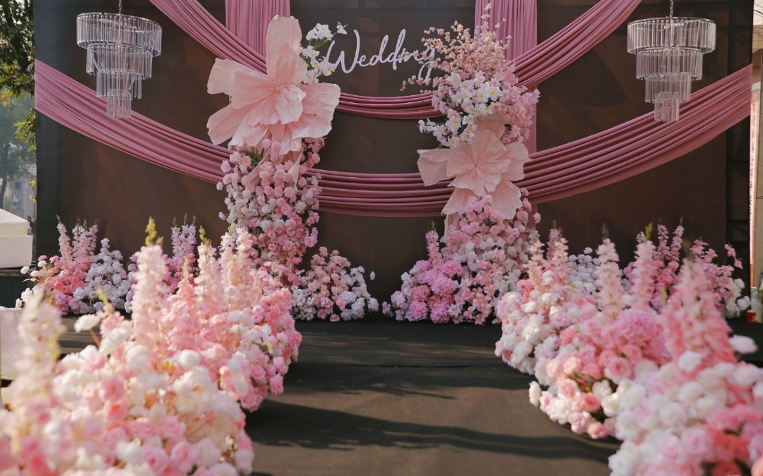 粉色系主題婚禮，浪漫戶(hù)外氛圍拉滿(mǎn)