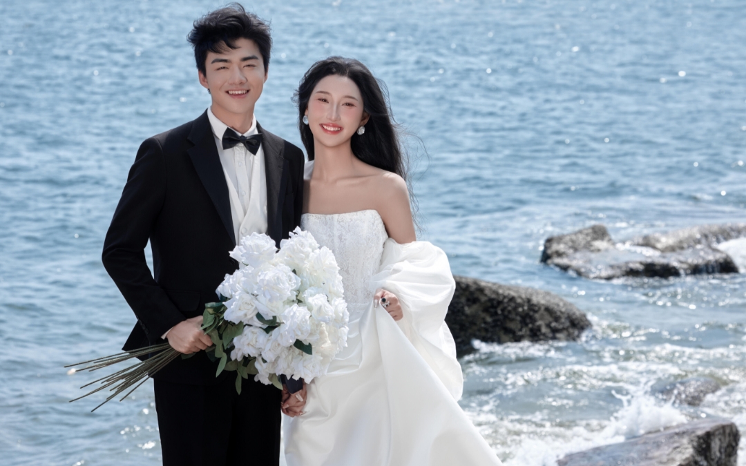 浪漫的海边婚纱照，每一张都像电影截图 