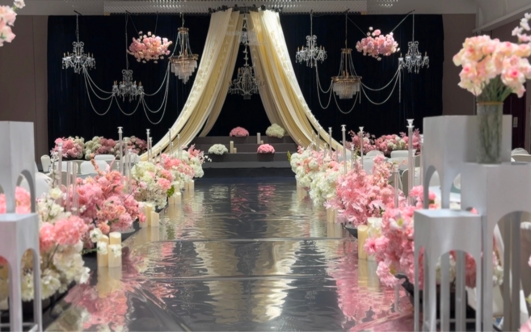 香檳映粉韻，交織浪漫溫柔