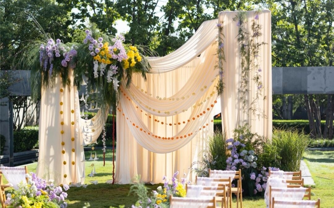 簡(jiǎn)約風(fēng)米白色草坪婚禮