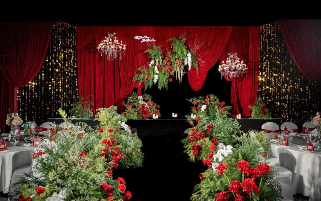 红与绿的和谐共鸣，展现视觉美感