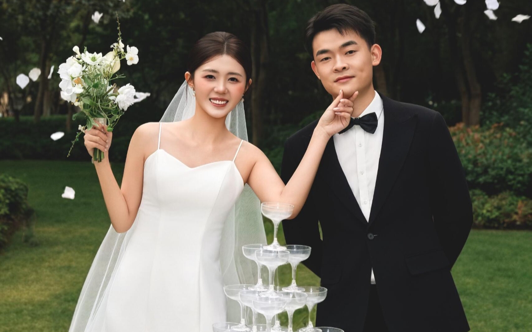 在綠意盎然的草坪上，我們定格了這一刻的幸福。