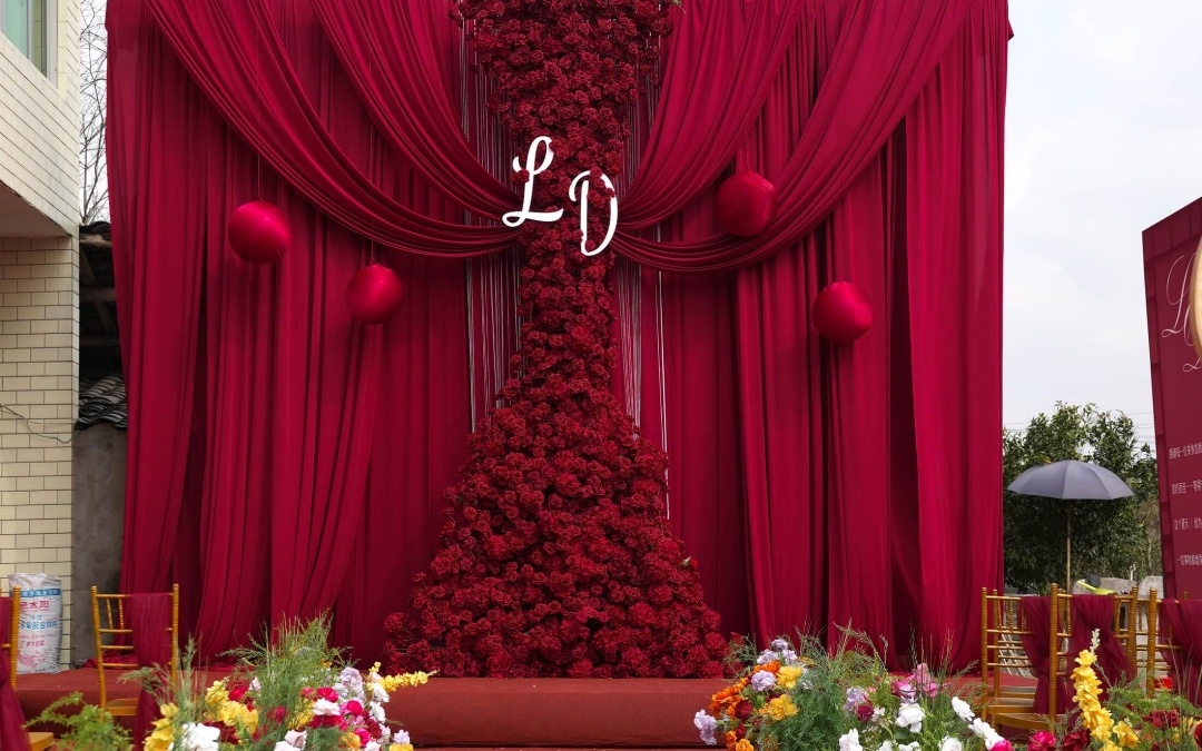 我在安岳办的一场户外红色系婚礼也太高级了吧